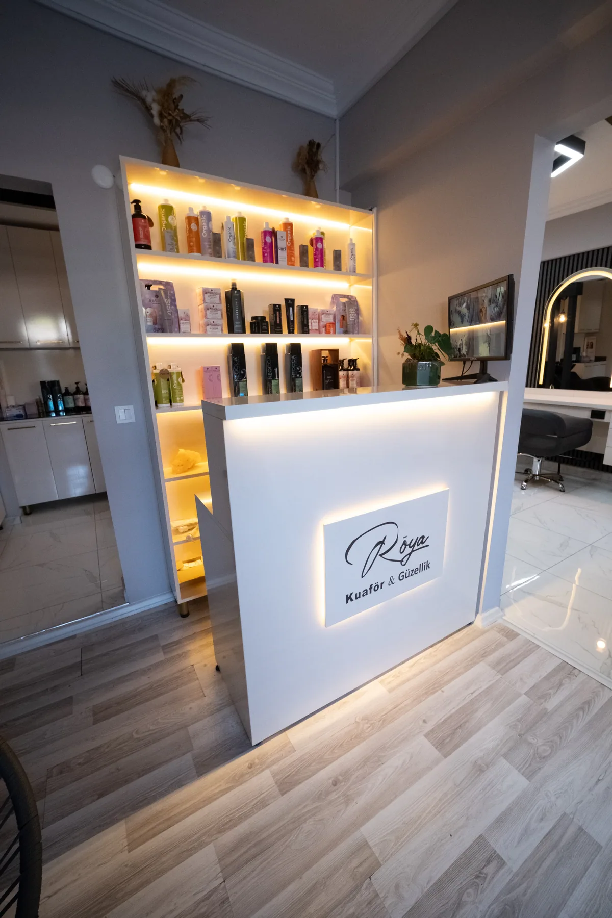 Röya Kuaför ve Güzellik logosunun yer aldığı salon resepsiyonu