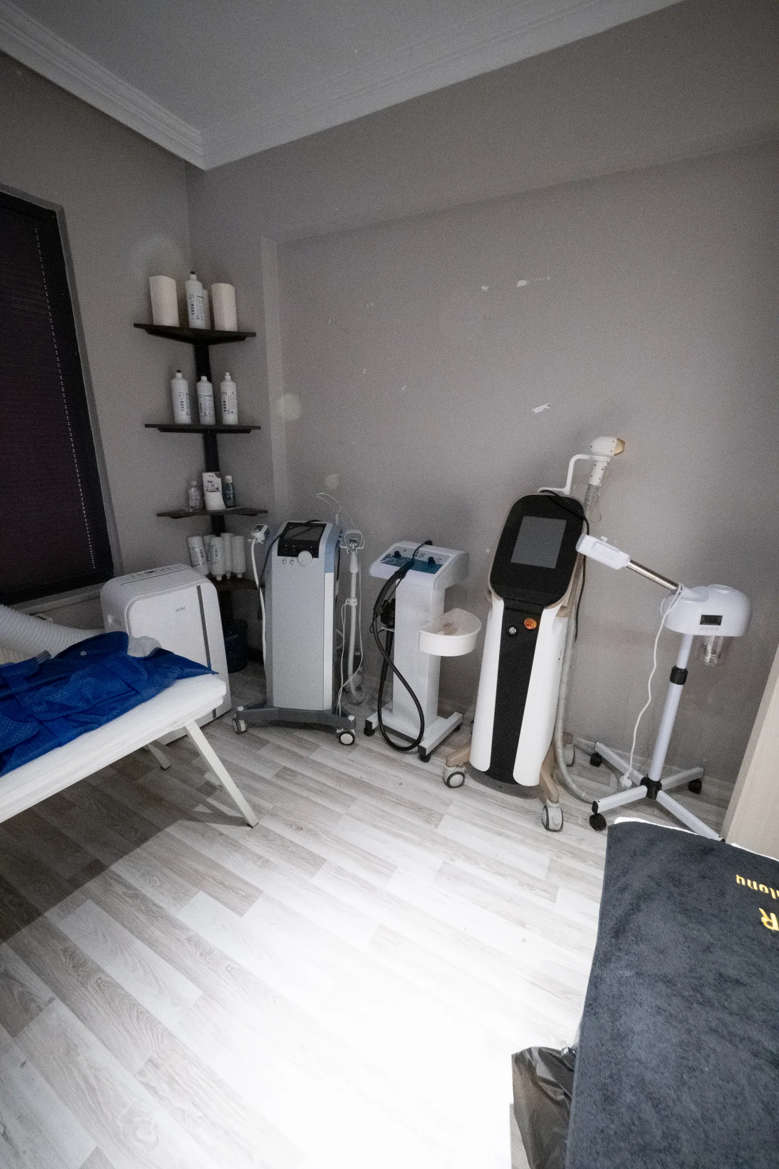 Röya Güzellik salonundaki lazer uygulama odası ve cihazlar